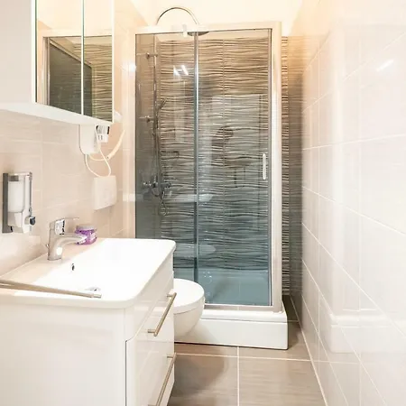 Marin Center Апартаменти *